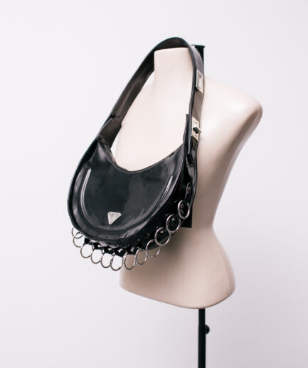 Bolsa meia lua de verniz com argolas Killi