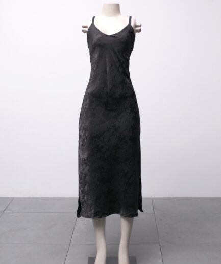 [P/M] Vestido midi de cetim adamascado com fenda Reversa