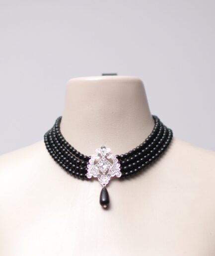 Gargantilha preta de pérolas com pingente
