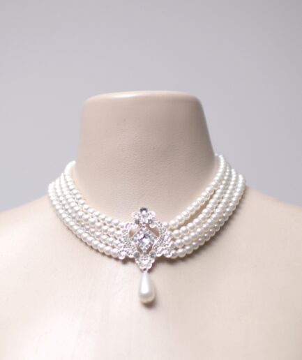 Gargantilha branca de pérolas com pingente
