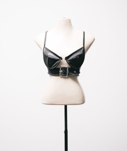 [PP/P] Cropped de cirrê com fivela e detalhe de coração