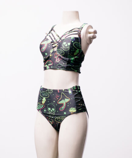 [P/M] Conjunto biquiní estampado com caveiras e cogumelos neon