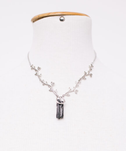 Colar de galhos com pedra natural e lua