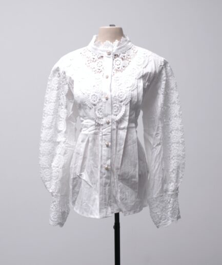 [G] Camisa manga longa branca com detalhes de renda