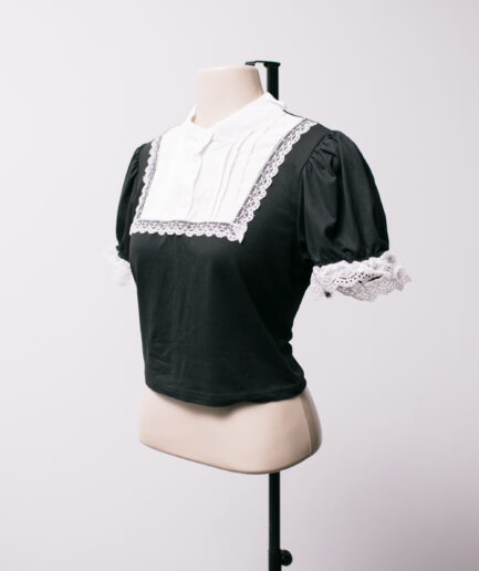 [G] cropped com botões e detalhes e renda brancos