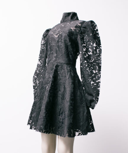 [P] vestido gola alta de renda