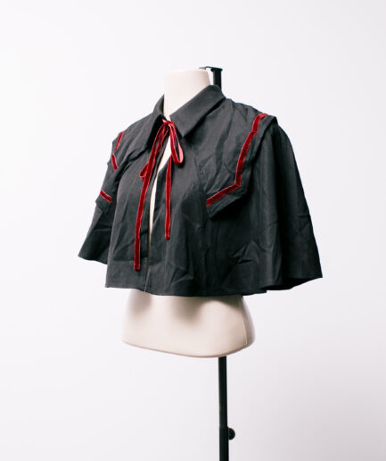 [U] capa com detalhe de fitas de veludo bordô