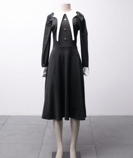 [P] vestido com gola branca longa