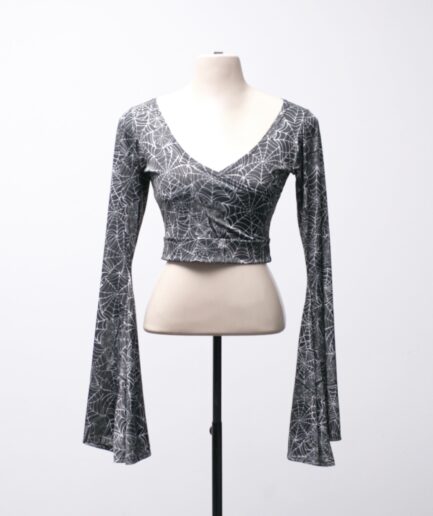 [P] Cropped manga flare com estampa de teias