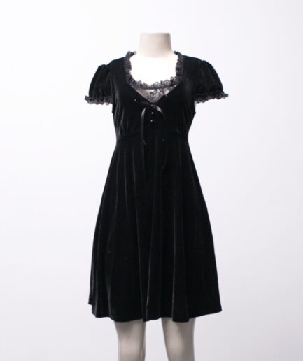 [P] Vestido godê de veludo com detalhes de renda Killstar