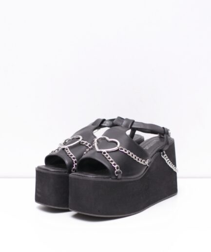 [37] Sandália plataforma com correntes e pingente de coração