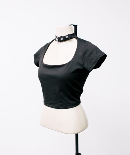 [G] cropped com choker de fivela