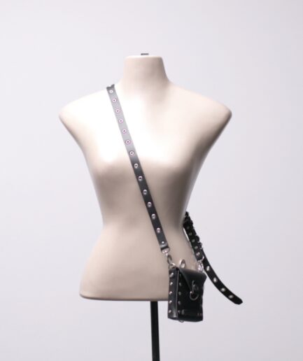 Mini bolsa de courino com rebites Dark Sabbath