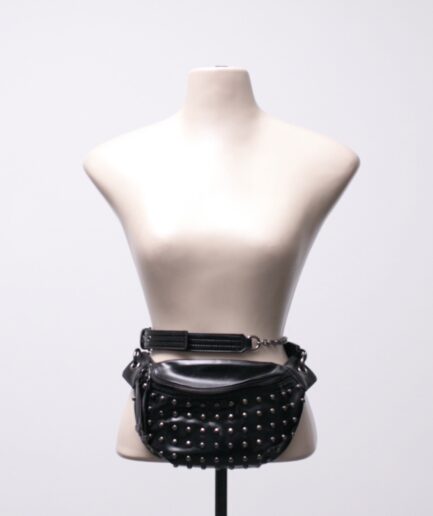 Bolsa/pochete de courino com rebites