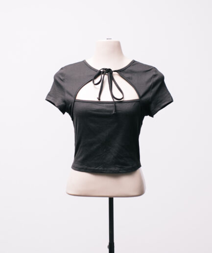 [P/M] Cropped com abertura no busto e laço