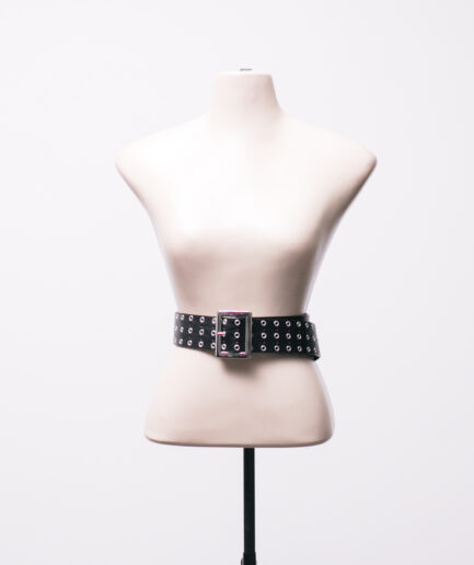 [U] Cinto de courino com ilhós triplo e fivela quadrada