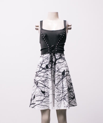 [P/M] Vestido com amarração e estampa de galhos e corvos