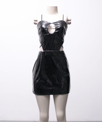 [M] Vestido de vinil com aberturas nas laterais e no busto Shein