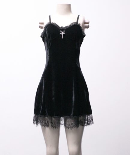 [P] vestido de veludo com cruz e barra de renda