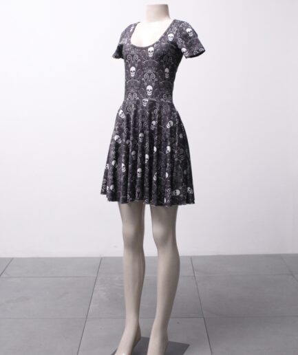 [PP/P] Vestido godê estampado com crânios e arabescos Reversa